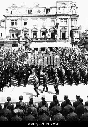 Im Rahmen einer historischen Tagung stehen Mitglieder der SS um das Goethe-Schiller-Denkmal in Weimar. Vor Adolf Hitler. Stockfoto