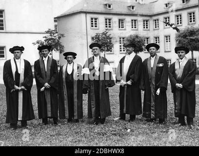 Rektor Professor Wilhelm Groh (Zentrum mit Rektorenmedaille) mit den Dekanen der Ruprecht-Karl-Universität Heidelberg von links nach rechts: Prof. Eduard Boetticher, Prof. Karl Engisch, Prof. Odenwald, Wilhelm Grohe, Prof. Hermann Guentert, Prof. Carl Schneider und Prof. Heinrich Vogt. Stockfoto