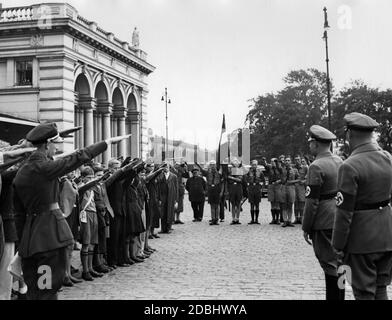 Ferienkinder aus England (links) werden im Lehrter Bahnhof von Jungen der Hitlerjugend (Mitte) und Gauamtsleiter Schulz (rechts, vor Wilhelm Kube) begrüßt. Die Kinder werden für 4 Wochen im Bereich der Gau-Kurmark untergebracht. Stockfoto