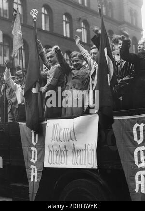 "Der Volksbund für das Deutschtum im Ausland, VDA, organisiert eine Demonstrationsfahrt mit Lastwagen zu den anstehenden Wahlen im Memel-Gebiet. Hier ist ein LKW mit Schulkindern und der Slogan 'mmel bleibt deutsch' auf dem Alexanderplatz in Berlin.' Stockfoto