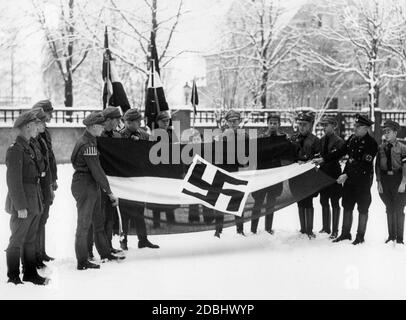 Das Realgymnasium in Lichtenrade ist die erste Schule in Berlin, die eine HJ-Flagge erhält, da über 90% der Schüler Mitglieder der HJ sind. Die Flagge kann bei allen Zeremonien angehoben werden. Rechts in SS-Uniform steht der Schulleiter Dr. Koeditz. Stockfoto