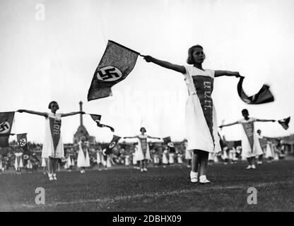 'Flagge schwinkt beim 'Fest der deutschen Schule' vor 30,000 Zuschauern im Deutschen Stadion in Berlin.' Stockfoto