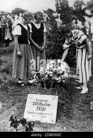 Während einer Studienreise schmücken drei Mädchen einer Gruppe deutscher Schülerinnen das Grab des Luftwaffenleutnants Wilhelm List in der Nähe von Clacton, Essex. Stockfoto