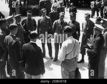 Zu Beginn des Sommersemesters versammelten sich Mitglieder und Studierende der NSDStB vor der Friedrich-Wilhelm-Universität in Berlin. Stockfoto