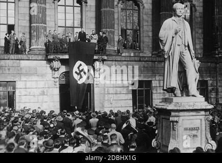 Rektor Eugen Fischer hält eine Rede auf dem Balkon der Friedrich-Wilhelms-Universität Berlin während der Kundgebung der Berliner Studentenschaft im Vorgarten der Universität. Rechts das Denkmal von Hermann von Helmholtz. Stockfoto