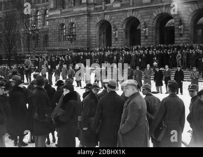 Am 22. Februar 1933 fand vor der Technischen Hochschule Berlin anlässlich der Wahl zur Kammer der Großdeutschen Studentenschaft eine Kundgebung statt. Cand.ing.Roeffgen hält eine Rede, die auf dem Tisch steht. Stockfoto