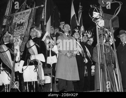 In der Bismarck-Gedenkstätte auf der Bismarckwarte am Müggelsee hält Joseph Goebbels eine Rede, umgeben von Mitgliedern der Bruderschaft, die Couleur tragen (Kopfbedeckung und markante Bänder). Stockfoto