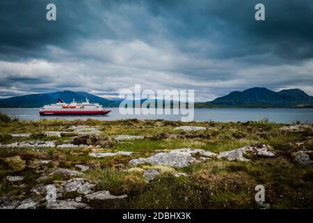 Hurtigruten Kreuzfahrtschiff vorbei Bronnoysund, Norwegen Stockfoto