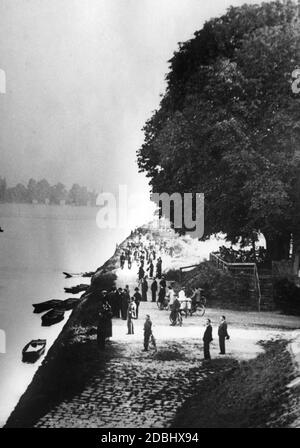 Kinderwagen in Straßburg beobachten den Ausbau der Grenzbefestigungen am Rhein auf der deutschen Seite des Flusses. Stockfoto