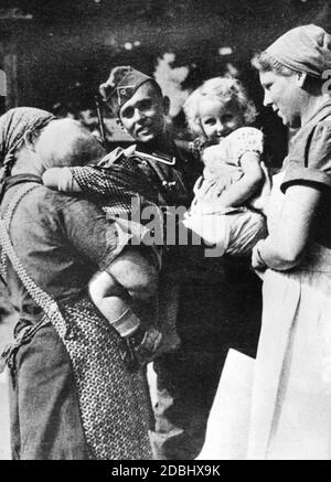 Ein eingerufene Reservist der Wehrmacht sagt Auf Wiedersehen zu seiner Familie im Spätsommer 1939. Stockfoto