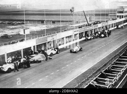 Vorbereitungen für den Grand Prix von Frankreich, der am 9. Juli 1939 auf dem Circuit de Reims-Gueux stattfand: Links Autos von Mercedes, in der Mitte Auto Union und rechts Maserati. Stockfoto