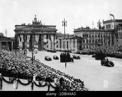 Siegesparade der Wehrmacht in Berlin nach dem Ende der Kämpfe in Frankreich. Vor Joseph Goebbels Rede auf dem Pariser Platz: Die Mitarbeiter der Marschabteilung mit ihren Fahrzeugen auf dem Pariser Platz. Links sind Joseph Goebbels und der Kommandant der Reservearmee, Friedrich Fromm. Stockfoto