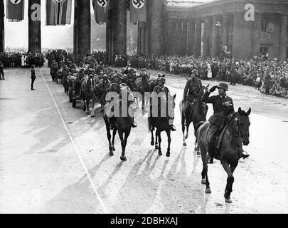 Siegesparade der Wehrmacht in Berlin nach dem Ende der Kämpfe in Frankreich, hier auf dem Pariser Platz am Brandenburger Tor. Stockfoto