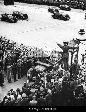 Siegesparade der Wehrmacht in Berlin nach dem Ende der Kämpfe in Frankreich. Fahrzeuge der Mitarbeiter der Marschabteilung am Pariser Platz. Stockfoto