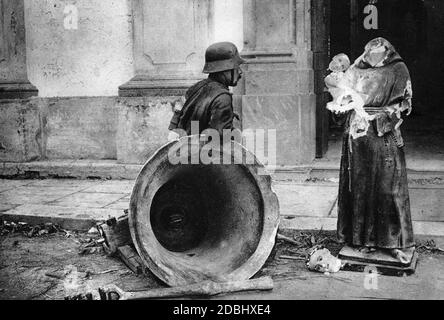 An der Isonzo-Front: Ein österreichisch-ungarischer Soldat an einer ruinierten Kirche an der italienischen Front. Er lehnt sich an eine Glocke und betrachtet eine zerstörte Statue der Jungfrau Maria. Stockfoto