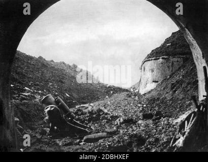 1916: Schlacht bei Verdun: Blick vom Eingang des Fort Douaumont nach der Eroberung durch deutsche Truppen. Auf der linken Seite ist ein deutscher Minenwerfer. Stockfoto