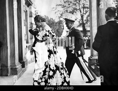 Feldmarschall Hermann Göring und seine Frau Emmi besuchen die Eröffnungsaufführung der Bayreuther Festspiele 1936. Stockfoto