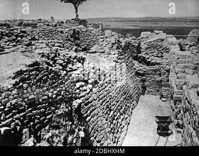 Ausgrabungen von Heinrich Schliemann an den Siedlungen VI und VII in Troja in der heutigen Türkei, hier: Teil der Stadtbefestigung. Stockfoto