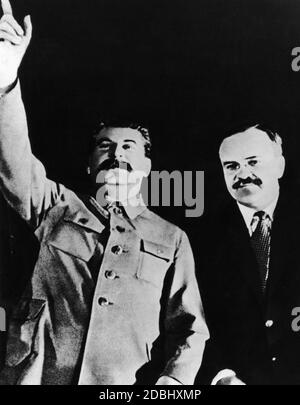 Ioseb Besarionis dz? Djugashvili, nahm den Namen Stalin, Diktator der Sowjetunion von 1927 bis 1954. Fotos von Stalin, die zur Veröffentlichung bestimmt waren, wurden sorgfältig ausgewählt und sollten den Personenkult um ihn herum unterstützen. Hier Stalin mit seinem langjährigen Außenminister Molotow im Jahr 1938. Stockfoto