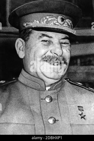 Ioseb Besarionis dz? Djugashvili, nahm den Namen Stalin, Diktator der Sowjetunion von 1927 bis 1954. Fotos von Stalin, die zur Veröffentlichung bestimmt waren, wurden sorgfältig ausgewählt und sollten den Personenkult um ihn herum unterstützen. Das Foto wurde 1943 am Ende der Teheraner Konferenz aufgenommen. Stockfoto