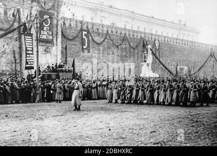 Nach dem Abzug der ausländischen Interventionsmächte endete der Bürgerkrieg 1922. Das Foto zeigt die Parade der Truppen anlässlich des fünften Jahrestages der Revolution auf dem Roten Platz in Moskau, vor dem Podium an der Kremlwand, wo Lenin und die Parteiführung sich versammelt hatten. Stockfoto