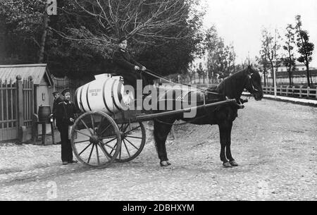 Während der Cholera-Epidemie in St. Petersburg wird gekochtes Wasser verteilt, um eine bessere Wasserversorgung zu gewährleisten. Stockfoto