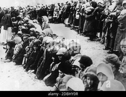 Im Zuge der Zwangskollektivierung der Landwirtschaft kam es in der UdSSR zu einer großen Hungersnot. Hier warten große Menschenmengen auf die Verteilung des Brotes. Stockfoto