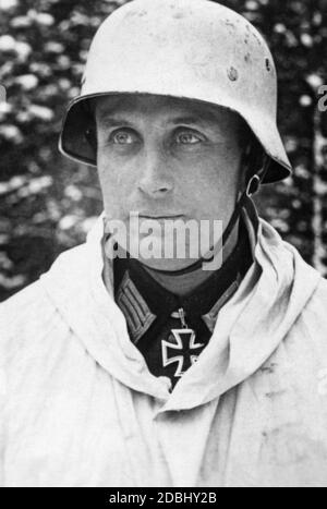 Leutnant Gerhard Etzold, Kradschuetzen-Btl. 8, mit dem Ritterkreuz 1940. Das Datum ist das Datum der Vergabe. Stockfoto