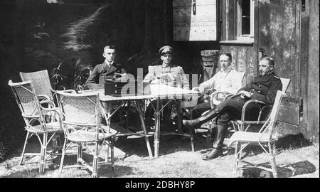 Prinz Sigismund von Preußen (2. V.r.), der zweite Sohn Heinrich von Preußen, sitzt mit anderen Navy-Kameraden vor einer Baracke in der Nähe von Ostend in Flandern, etwas hinter der Front, und hört Musik von einem Grammophon. 1915 war er in Ostende als Artillerist der Seemannsartillerie-Division der Kaiserlichen Marine stationiert. Im Hintergrund links ist eine Leinwand, auf der ein See und Berge gemalt sind. Stockfoto