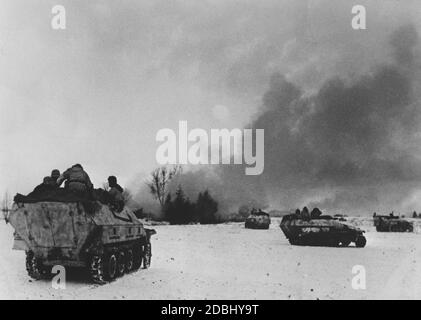 Schuetzenpanzer SdKfz 251 / 9 (Infanteriekampffahrzeuge) einer deutschen Einheit an der Ostfront, möglicherweise in Ostpreußen. PK Foto: Koch. Stockfoto