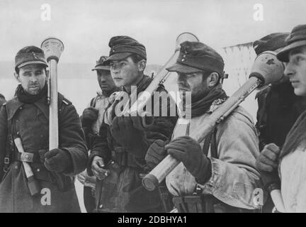 Deutsche Soldaten mit Bazookas während der Kämpfe an der Ostfront. Foto: Schmitz-Sieg Stockfoto