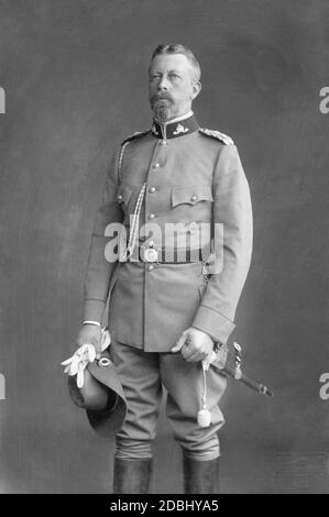 Das Porträt zeigt Prinz Heinrich von Preußen in der Uniform der Deutschen Freiwilligen-Automobilkorps. Er hält einen Schutztruppenhut, wie er von den Schutztruppen in den deutschen Kolonien verwendet wird. Das Foto wurde 1906 vom Kieler Fotografen Ferdinand Urbahns aufgenommen. Stockfoto