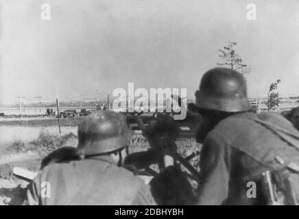 Soldaten mit einem Maschinengewehr in einer Position bei der Belagerung von Leningrad. Stockfoto