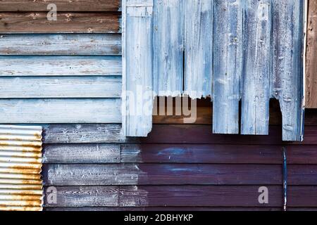 Teilweise bemalte Wand eines alten Holzhauses, hellblau und lila; Sadamisaki Halbinsel, Japan Stockfoto