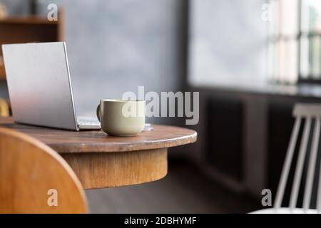 Schreibtisch. Leerer Arbeitsplatz während der Kaffeepause. Stockfoto