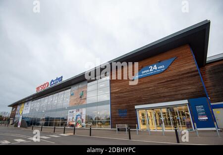 Tesco Extra in Wisbech, Cambridgeshire, wo Polizist Simon Read angeblich versuchte, eine £9.95-Schachtel mit 12 Krispy Kreme-Donuts für sieben Pence zu kaufen, indem er ihnen einen Barcode für Karotten aufklebte und eine Selbstbedienungskasse durchging. Stockfoto