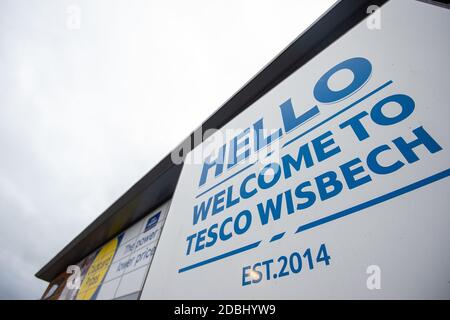 Tesco Extra in Wisbech, Cambridgeshire, wo Polizist Simon Read angeblich versuchte, eine £9.95-Schachtel mit 12 Krispy Kreme-Donuts für sieben Pence zu kaufen, indem er ihnen einen Barcode für Karotten aufklebte und eine Selbstbedienungskasse durchging. Stockfoto