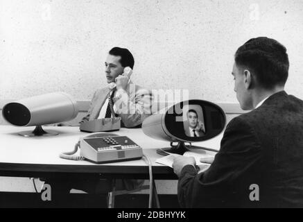 Das Picturephone, das Video zu Telefonaten hinzugefügt hat, wurde auf dem AT&T Bell System Pavillon auf der New York World's Fair 1964, New York, 1964 debütiert. (Foto von AT&T Photo Service/United States Information Agency/RBM Vintage Images) Stockfoto