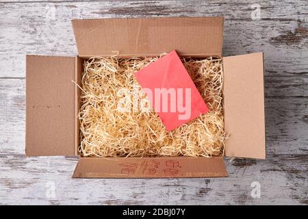 Ein offenes Paket mit Füllstoff. Stockfoto