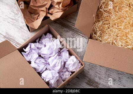 Offene Boxen mit Füllmaterial im Inneren. Stockfoto