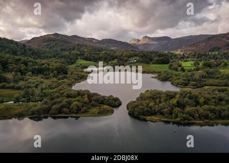 Das Dorf und der See von Elterwater im Lake District National Park, Großbritannien im Herbst Stockfoto