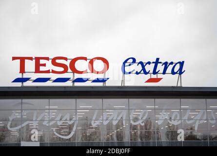 Tesco Extra in Wisbech, Cambridgeshire, wo Polizist Simon Read angeblich versuchte, eine £9.95-Schachtel mit 12 Krispy Kreme-Donuts für sieben Pence zu kaufen, indem er ihnen einen Barcode für Karotten aufklebte und eine Selbstbedienungskasse durchging. Stockfoto