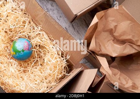 Globe in geöffnetem Paket. Stockfoto