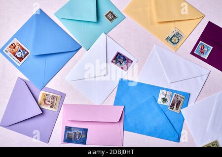 Briefumschläge mit Poststempel. Stockfoto