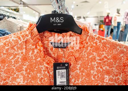 Damenbekleidung mit Made in India Label im M&S Marks und Spencer Store, England. VEREINIGTES KÖNIGREICH Stockfoto