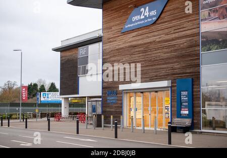 Tesco Extra in Wisbech, Cambridgeshire, wo Polizist Simon Read angeblich versuchte, eine £9.95-Schachtel mit 12 Krispy Kreme-Donuts für sieben Pence zu kaufen, indem er ihnen einen Barcode für Karotten aufklebte und eine Selbstbedienungskasse durchging. Stockfoto