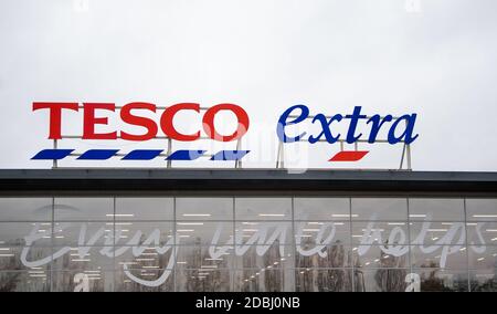 Tesco Extra in Wisbech, Cambridgeshire, wo Polizist Simon Read angeblich versuchte, eine £9.95-Schachtel mit 12 Krispy Kreme-Donuts für sieben Pence zu kaufen, indem er ihnen einen Barcode für Karotten aufklebte und eine Selbstbedienungskasse durchging. Stockfoto