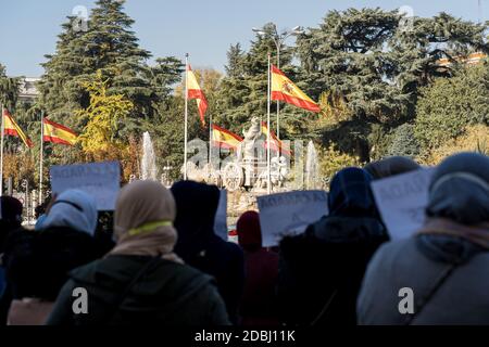 Madrid, Spanien. November 2020. Demonstranten demonstrieren vor dem Madrider Stadtrat und dem Cibeles-Brunnen in Cañada Real, Madrid.die Bewohner von La Cañada Real, einem marginalen Viertel im Süden Madrids, demonstrieren vor dem Madrider Rathaus gegen monatelange Stromausgehens. Ein großer Teil der Menschen, die in dieser Nachbarschaft leben, sind Muslime, Zigeuner, Afrikaner und Nachkommen von Einwanderern. Kredit: SOPA Images Limited/Alamy Live Nachrichten Stockfoto