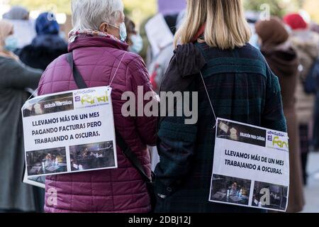 Madrid, Spanien. November 2020. Zwei Demonstranten tragen Plakate auf dem Rücken während des Protestes in La Cañada Real, Madrid.die Bewohner von La Cañada Real, einem marginalen Viertel im Süden von Madrid, demonstrieren vor dem Rathaus von Madrid gegen ihre monatelange Stromausgehens. Ein großer Teil der Menschen, die in dieser Nachbarschaft leben, sind Muslime, Zigeuner, Afrikaner und Nachkommen von Einwanderern. Kredit: SOPA Images Limited/Alamy Live Nachrichten Stockfoto