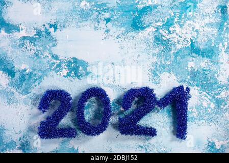 Mit Zahlen 2021 Weihnachten Hintergrund blau abstrakt Winter weiß-blau, Draufsicht. Zahlen 2021 aus Obst und Gemüse auf grünem Hintergrund, H Stockfoto